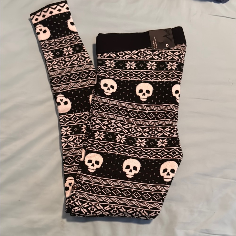 NWT Torrid Size 0 Sweater Skull Leggings